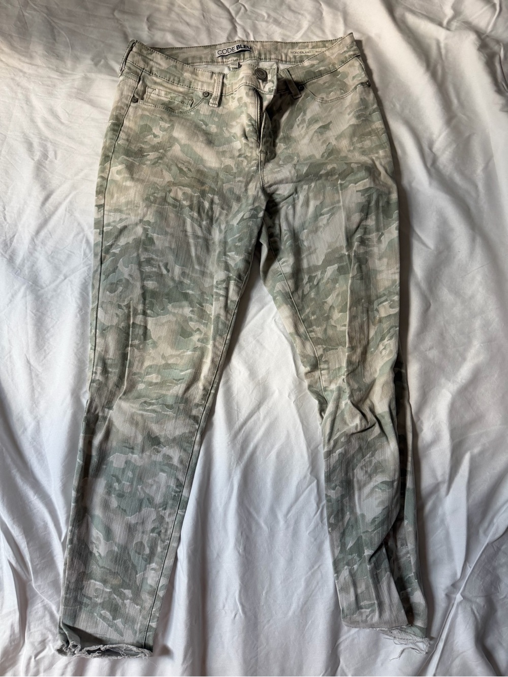 WONDERLAND Slim Cargo Pants in Green/Cream Camo